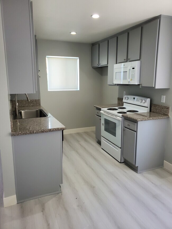 Foto del edificio - 6924 Woodman Ave