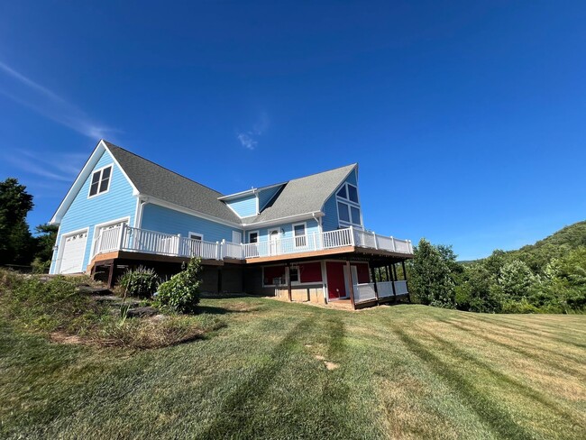 Foto del edificio - Spacious Home in Hendersonville, NC