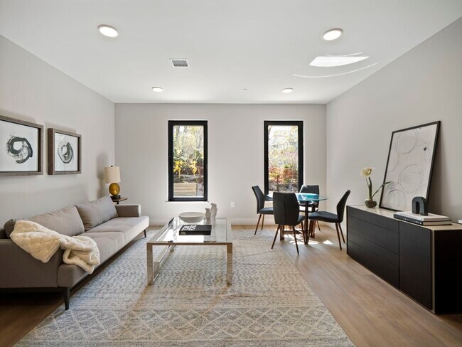 Foto del edificio - 249 Corey Rd