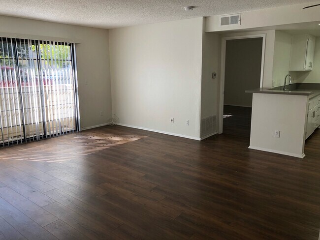 Foto del edificio - 6400 Kraft Ave