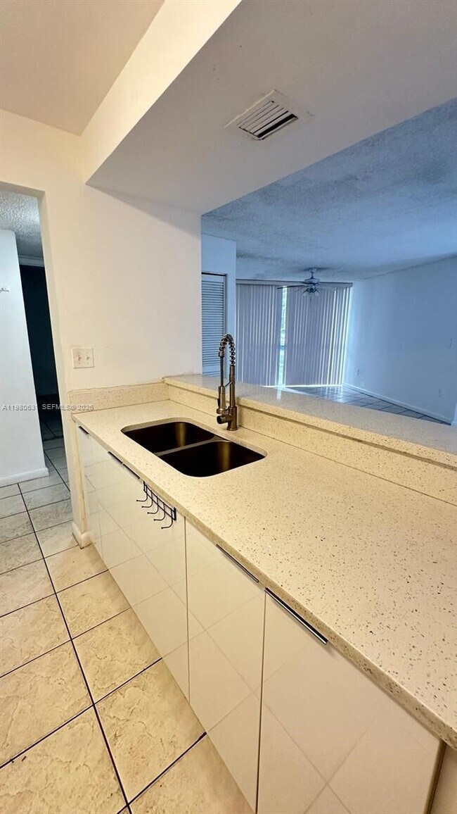 Foto del edificio - 7125 NW 186th St