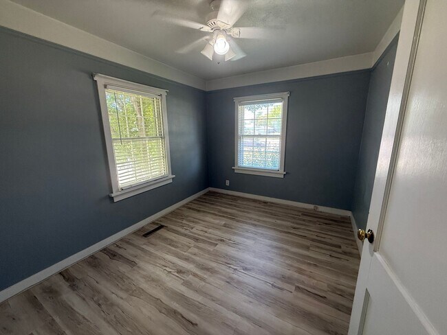 Foto del edificio - Pet Friendly, 2 Car detached garage, large...