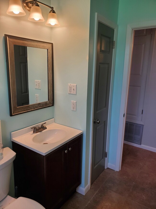Building Photo - 380 Oriole Dr