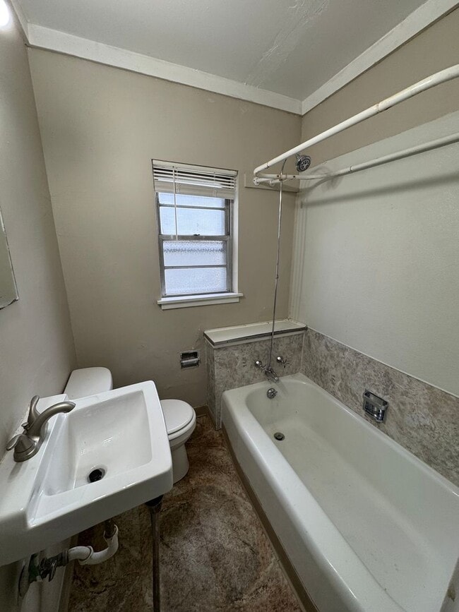 Building Photo - HM 1020 18th Ave A