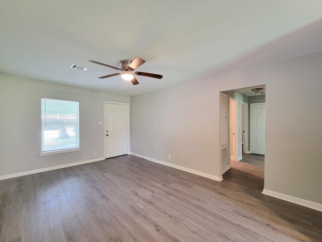 Foto del edificio - 2810 Forest Oaks Dr