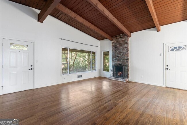 Foto del edificio - 2627 Woodacres Rd NE