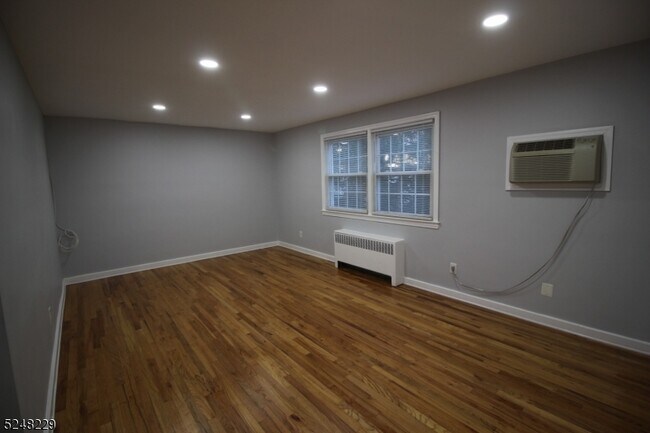 Foto del edificio - 15 Bashford Ave