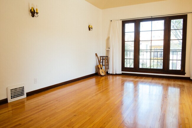 Living Room (unfurnished) - 655 S Dunsmuir Ave