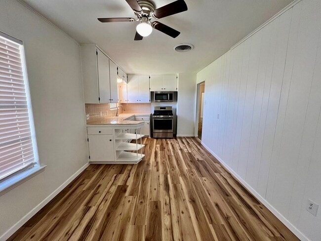 Building Photo - 1803 Fernwood St