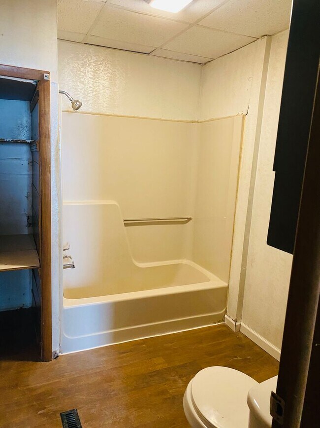 Building Photo - 3 bedroom single family home