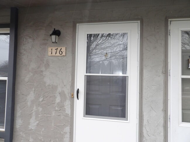 Building Photo - 176 Landings Dr