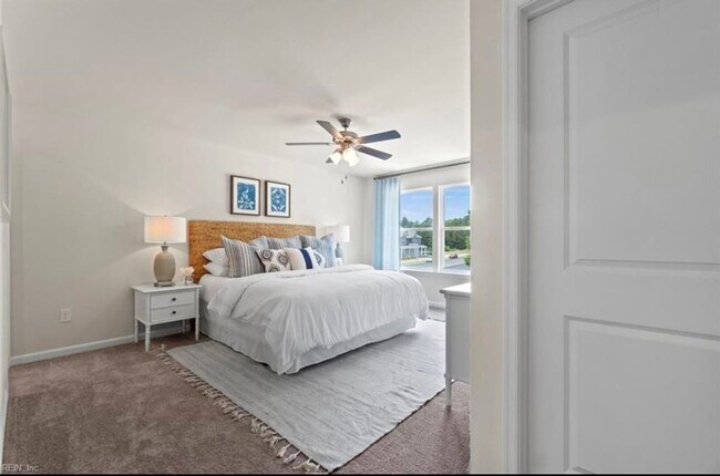 Foto del edificio - 4 Bedroom Townhome in Newport News