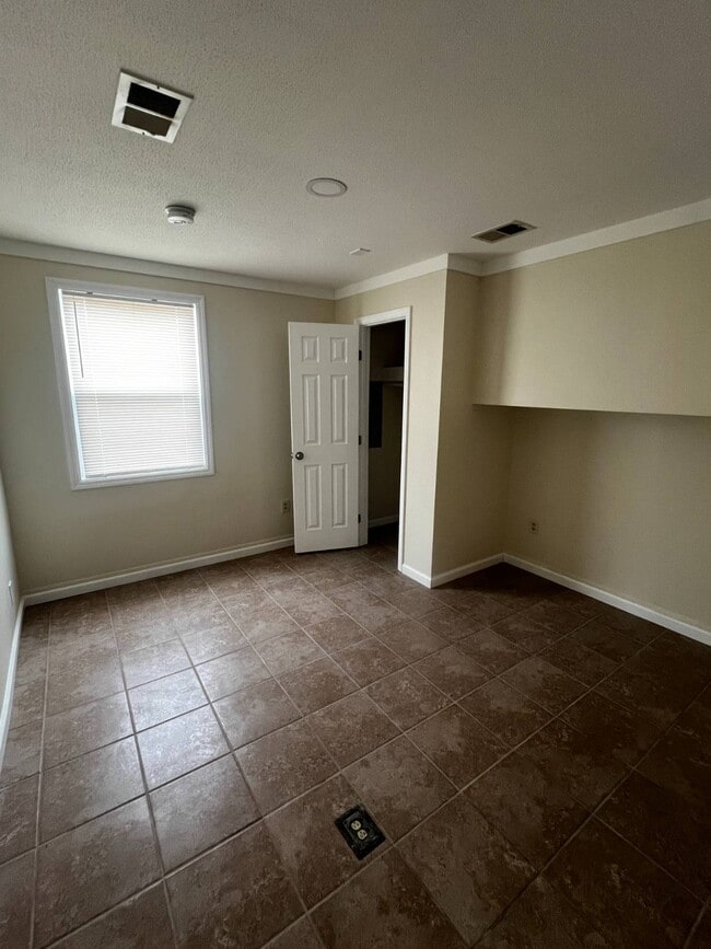 Building Photo - 551 N Lee Ave