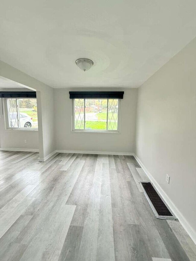Foto del edificio - Beautifully remodeled 2-bedroom, 1 1/2-bath home in a Penn Hills neighborhood.