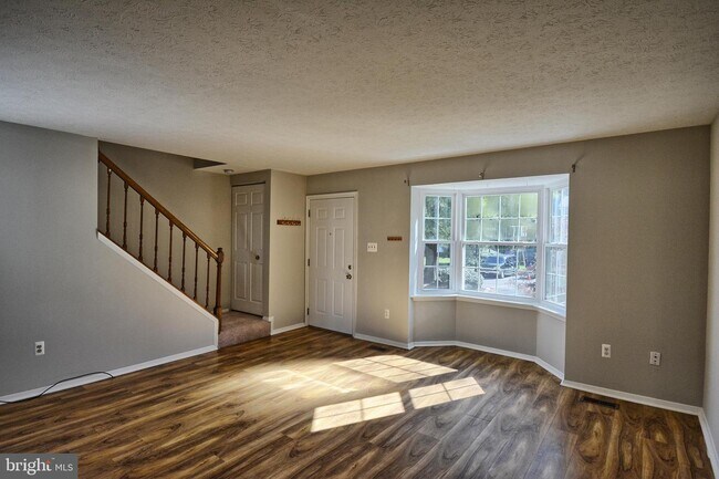 Foto del edificio - 328 Rambling Ridge Ct