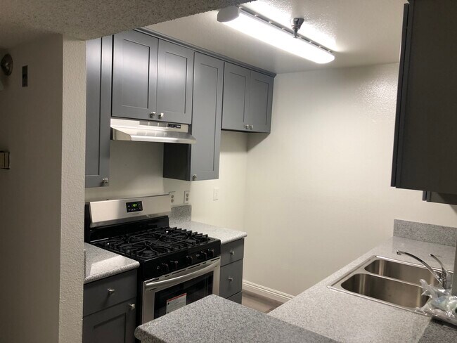 Foto del edificio - 1791 N Sycamore Ave