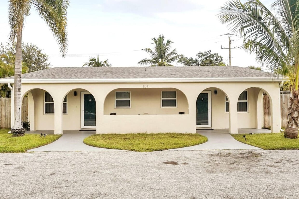 Primary Photo - 3133 Albatross Rd