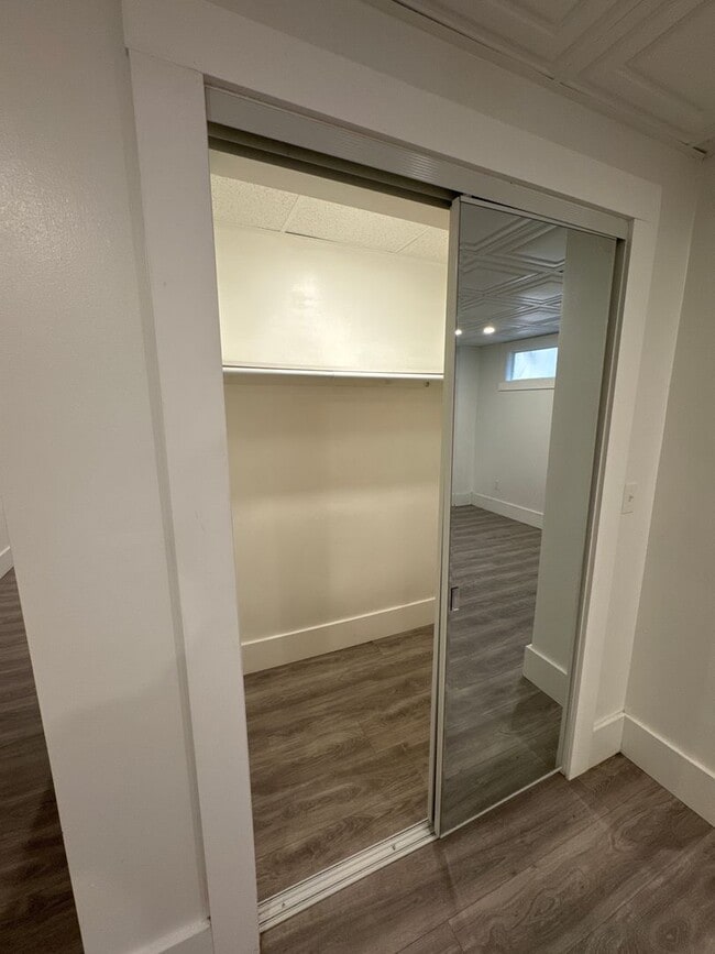 Building Photo - Spacious 1 Bedroom  Apartment