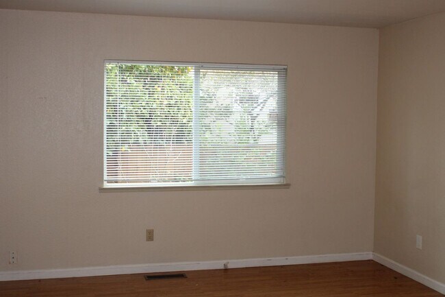 Foto del edificio - 4999 Fern Pl