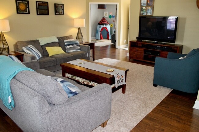 Building Photo - Spacious 3BR Home in Sterling Heights with Sunroom, Office & Fenced Yard