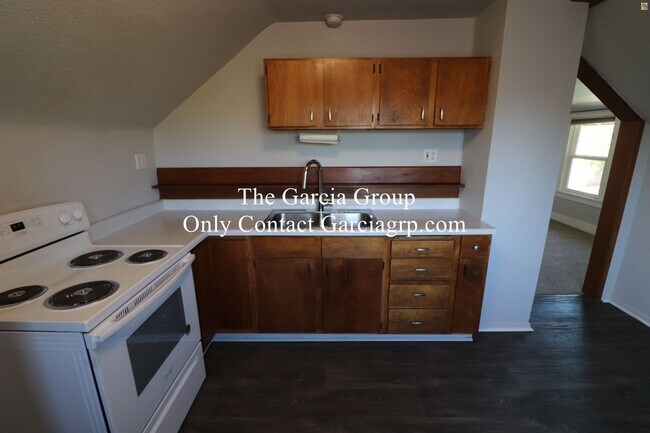 Building Photo - Upstairs Apartment in the Heart of Sellwood!
