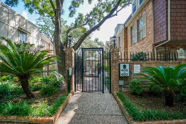 Building Photo - 454 N Post Oak Ln