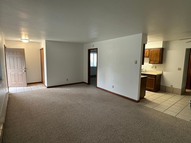 Building Photo - 1049 Lakeshore Dr