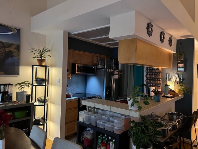 Foto del edificio - 4711 Spicewood Springs Rd