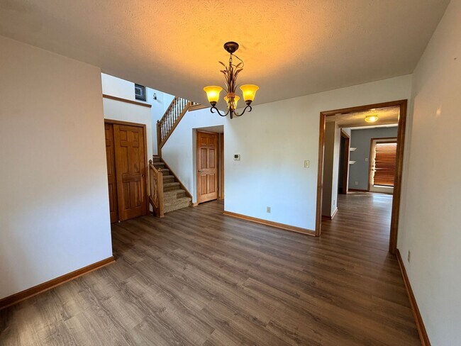 Foto del edificio - 705 Hummingbird Ln