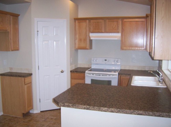 Building Photo - Large 3 Bed 2.5 Bath W/Large Bonus room