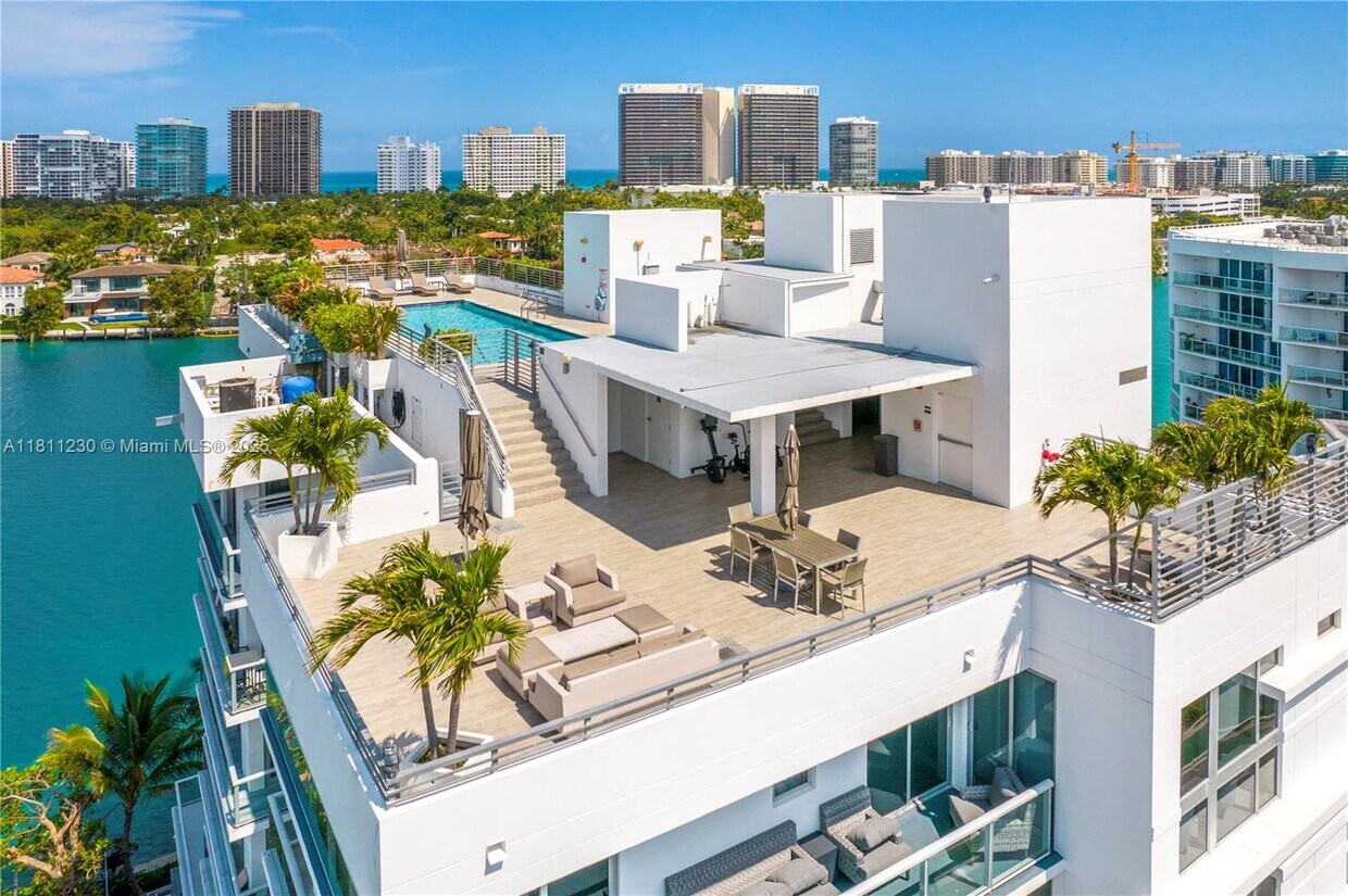 Foto principal - 9901 E Bay Harbor Dr