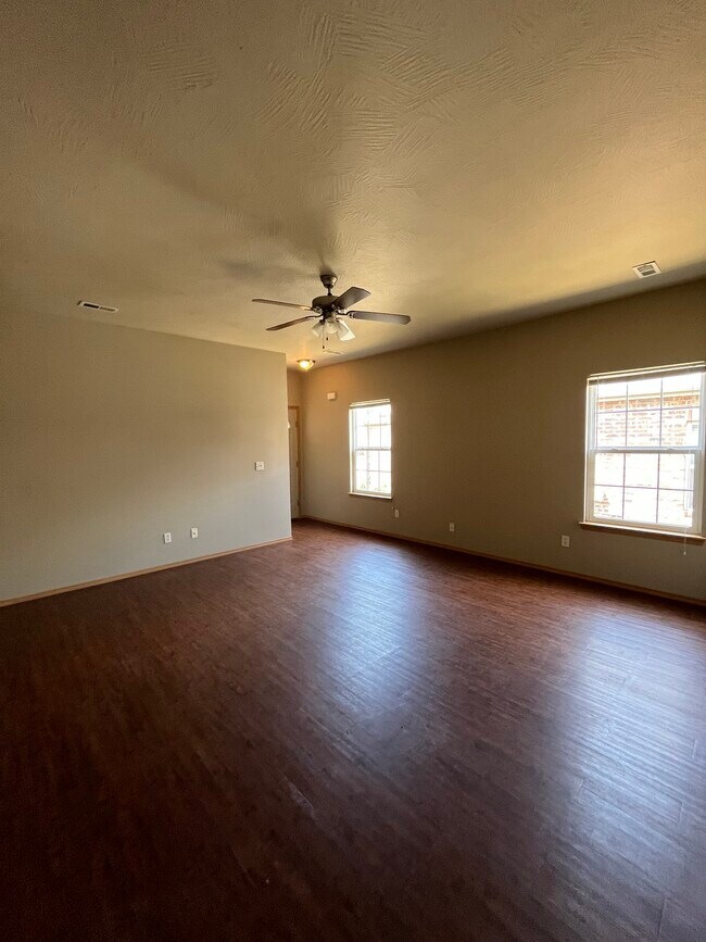 Building Photo - 660 S Landen Ave