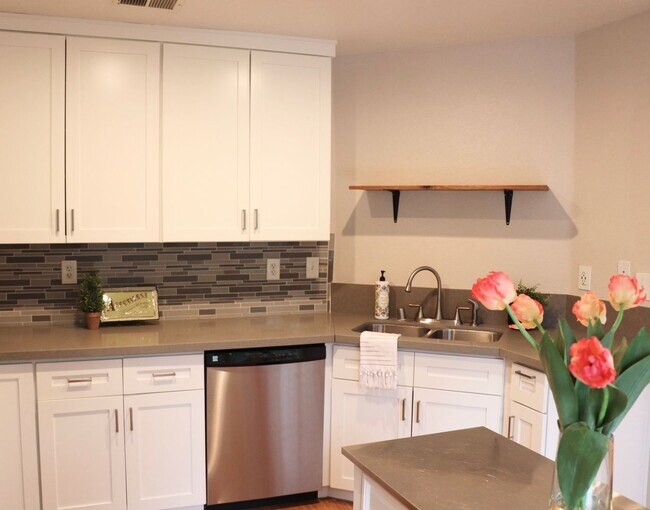 Building Photo - Updated 3 Bedroom 2.5 Bath in Rocklin
