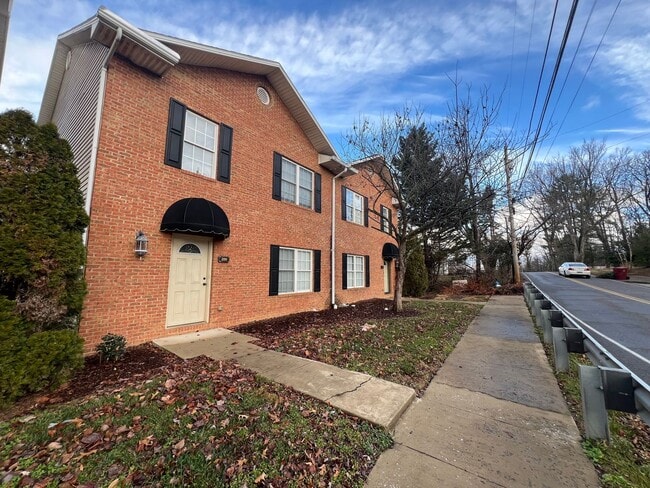 Building Photo - Rent-Ready 3BR/2.5BA Townhouse with 2-Car Garage Near Johnson City Hospital