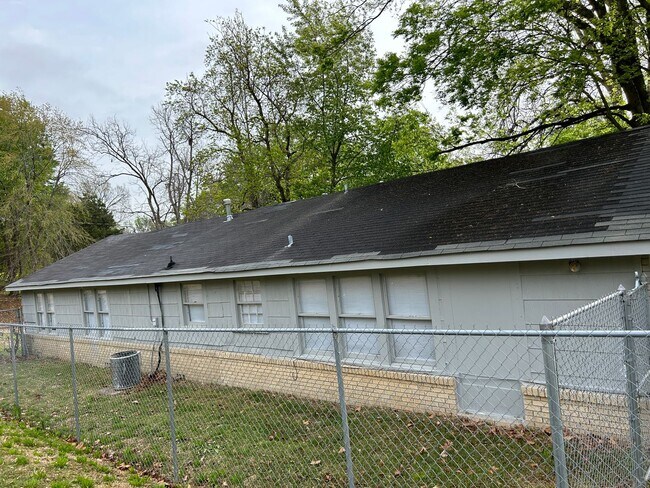 Building Photo - Large Home Near Downtown