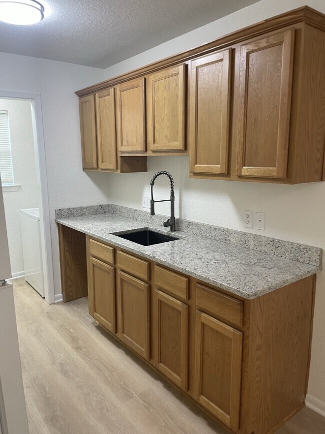 Foto del edificio - Charming, updated and bright duplex with p...