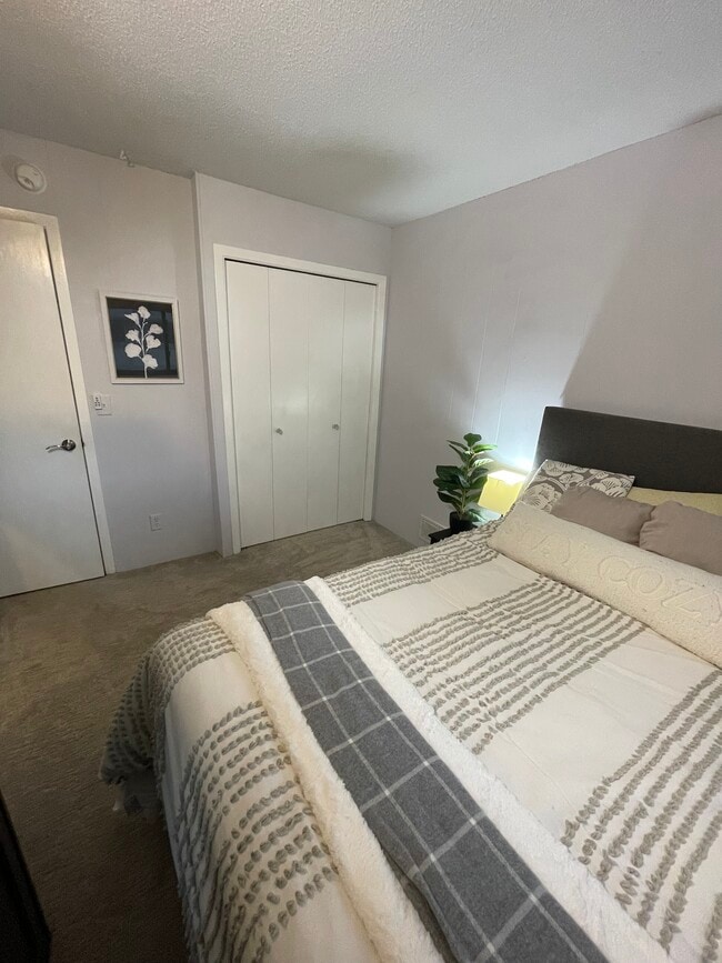 Building Photo - 6941 Ives Ln N