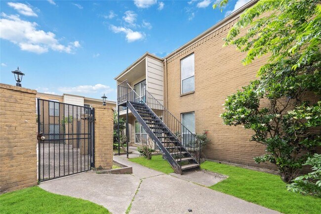 Building Photo - 8100 Creekbend Dr
