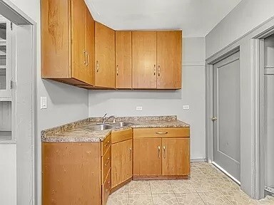 Kitchen - 7428 S Phillips Ave
