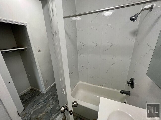 Foto del edificio - 3BR 1BA 1100sft Floor Through