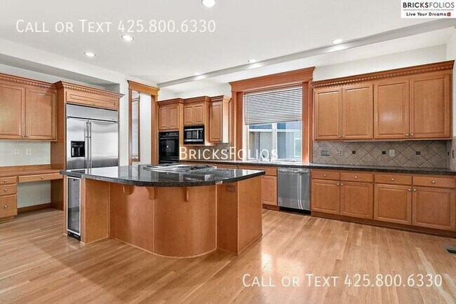 Building Photo - Luxurious 4-bedroom home in Sammamish with...