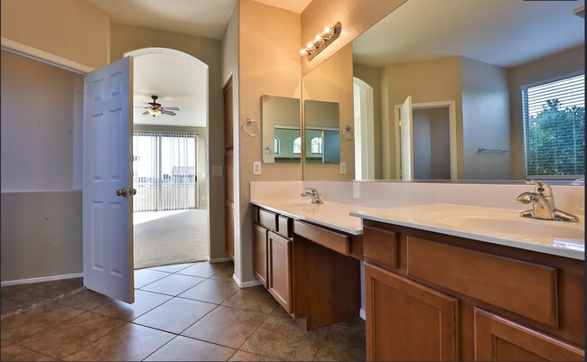 Building Photo - Spacious 6-Bedroom Home in Rovey Farm Estates