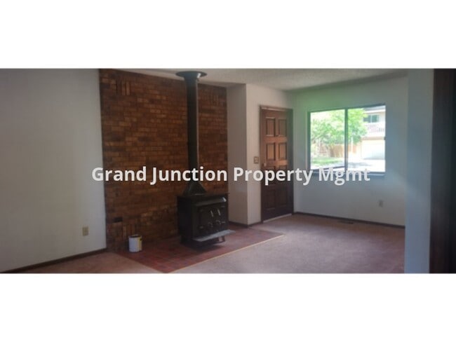 Building Photo - Awesome Three Bed!