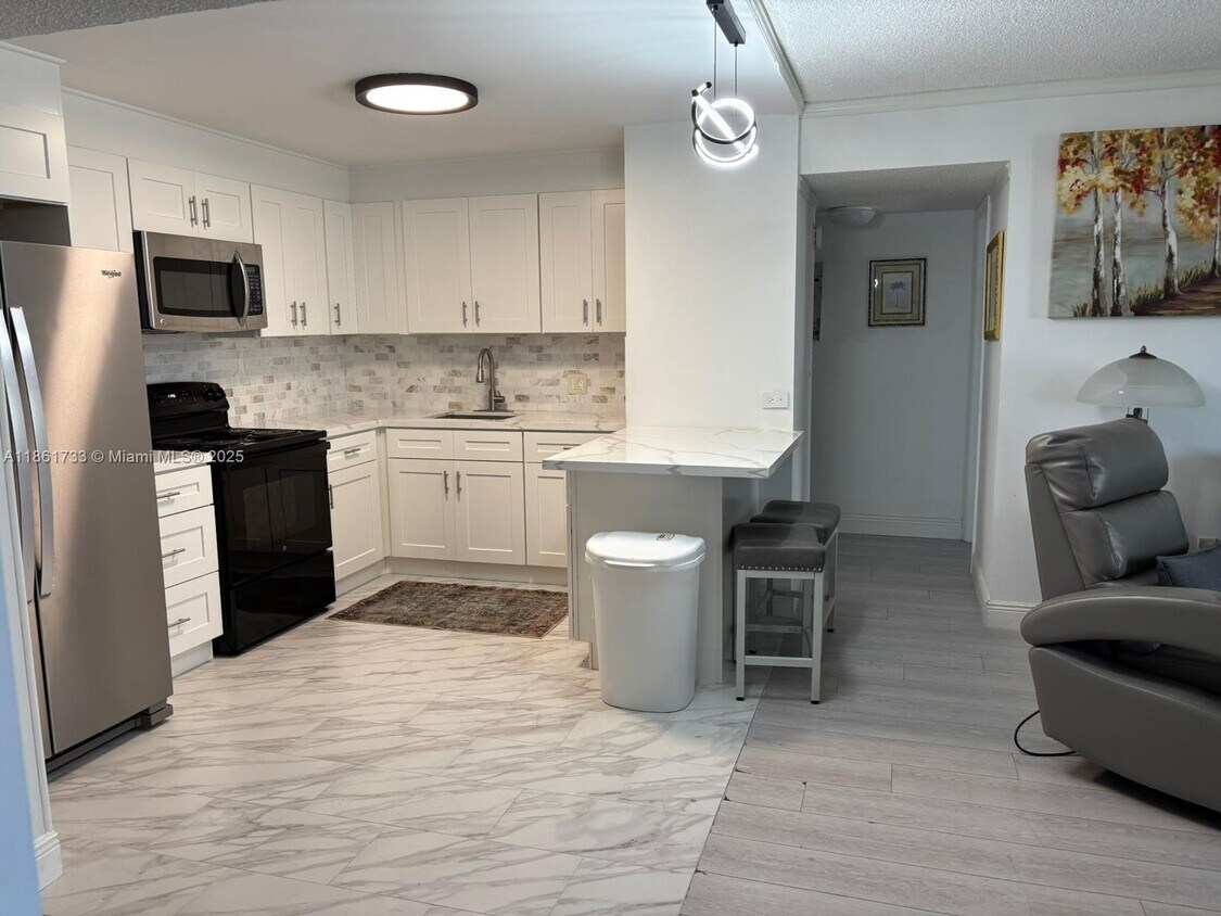 Foto principal - 2801 NE 183rd St