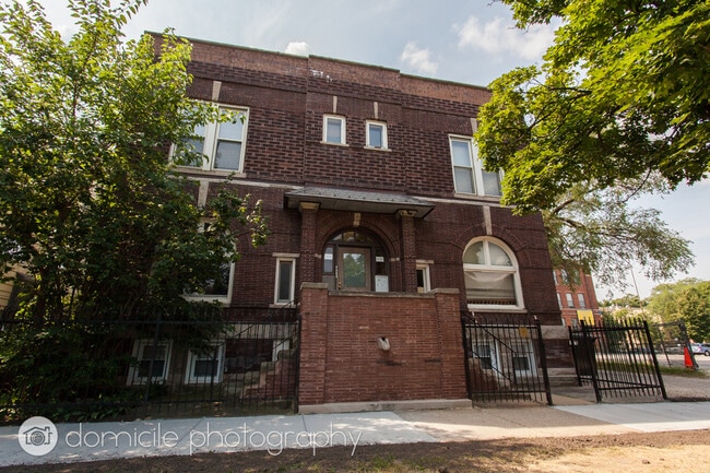 Building Photo - 1533 W Leland Ave