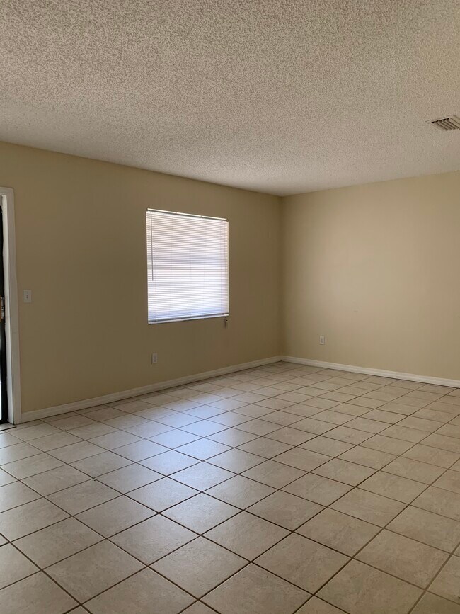 Foto del edificio - 2/2 half duplex in DeLand with 1 car garag...