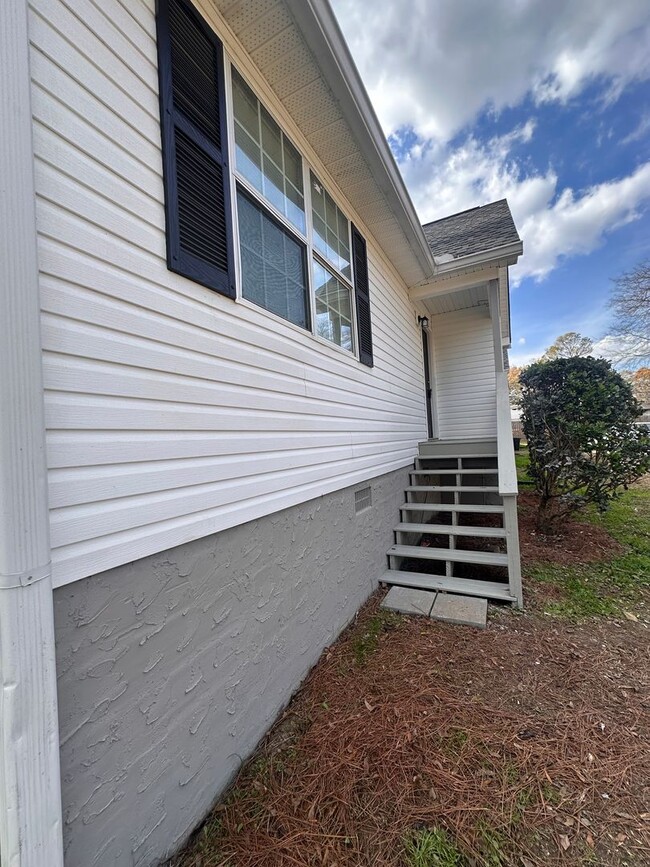 Building Photo - 121 Clyde Dr