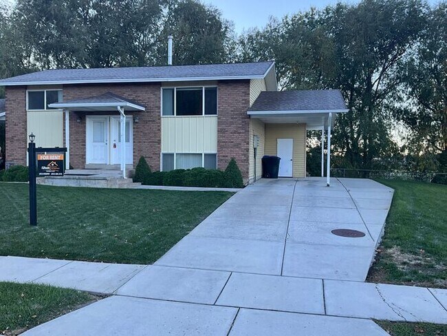 Building Photo - 2 bdrm 1 bath Duplex. Small Dog Friendly