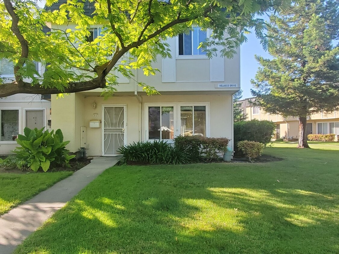 Spacious 2-Story Townhome, A/C, Remodeled ... - Spacious 2-Story Townhome, A/C, Remodeled ...