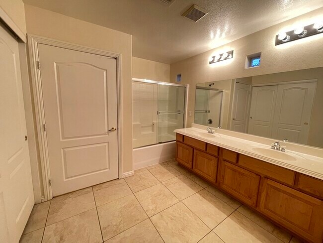 Foto del edificio - Carry Over Showing: This property has been shown before and will be rented to the first most qual...